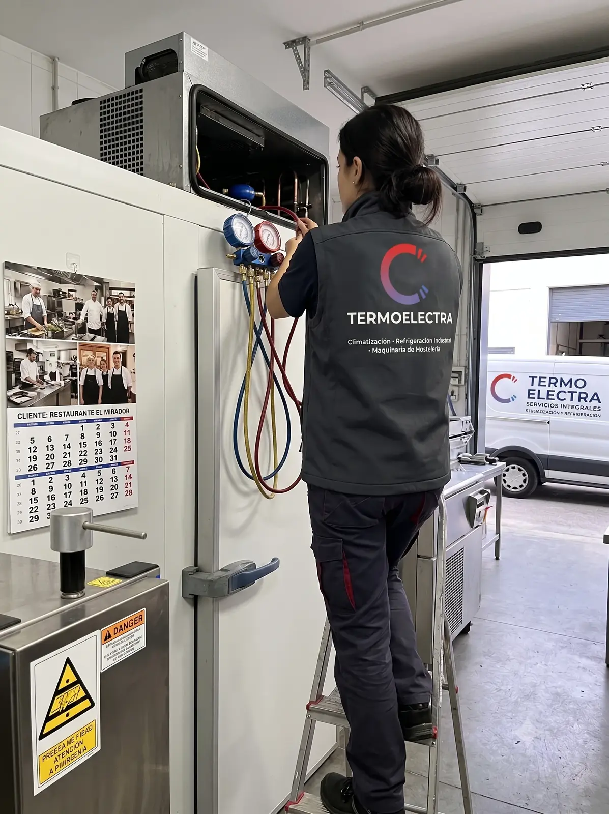 Técnica de Termoelectra comprobando un sistema de climatización comercial con manómetros