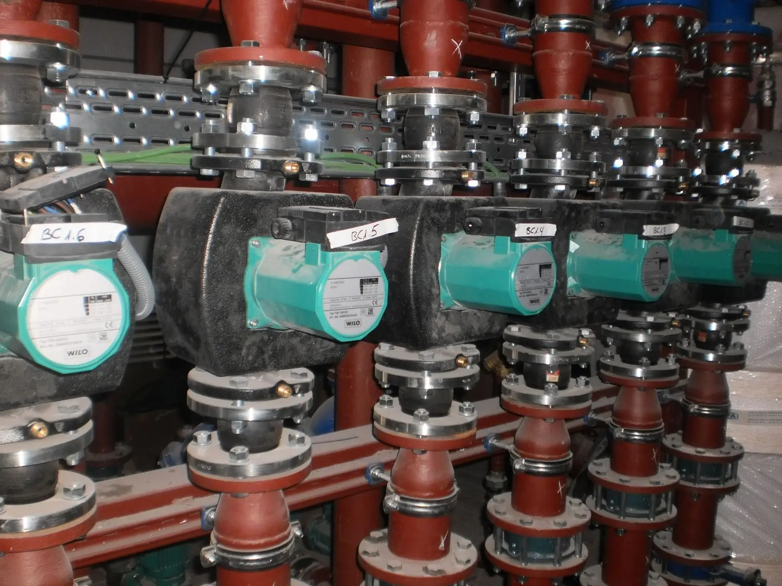 Bombas y tuberías de una instalación de frío industrial