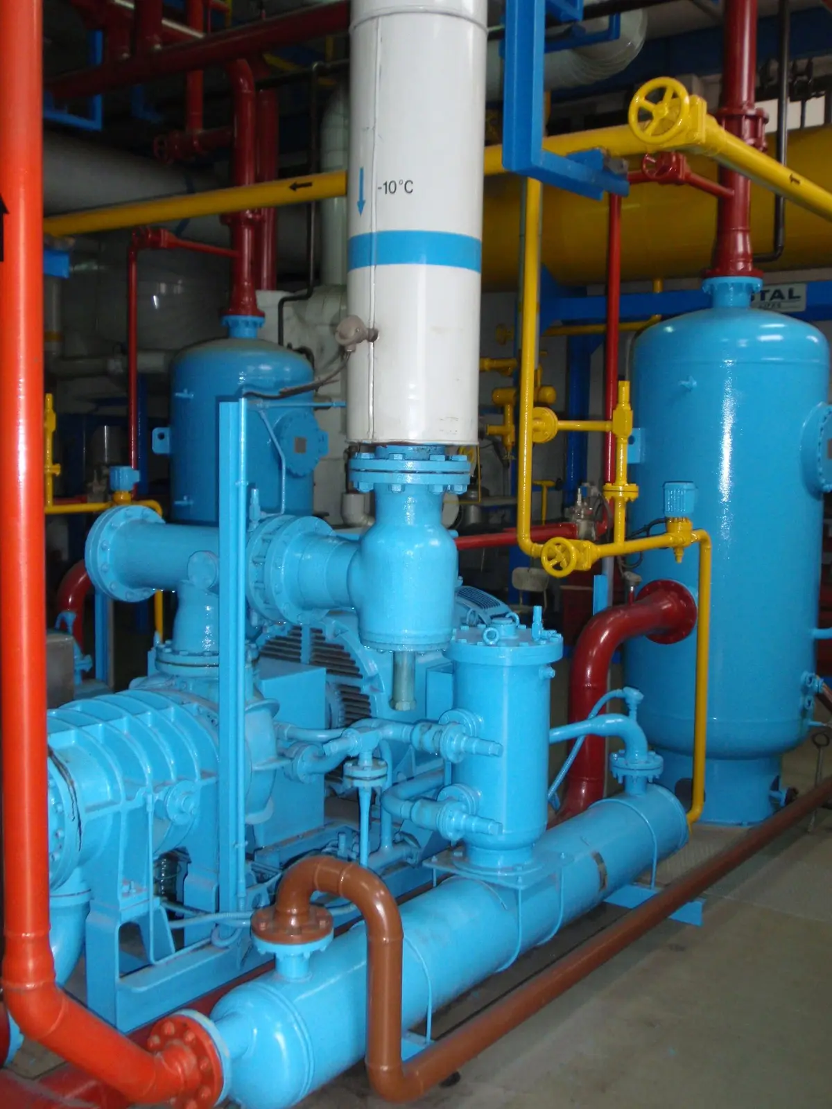 Sala de máquinas de refrigeración industrial del archivo de Termoelectra